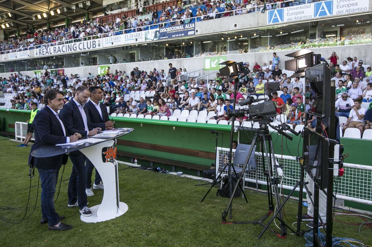 El equipo de Movistar+, durante un partido en los Campos de Sport. Javier Cotera