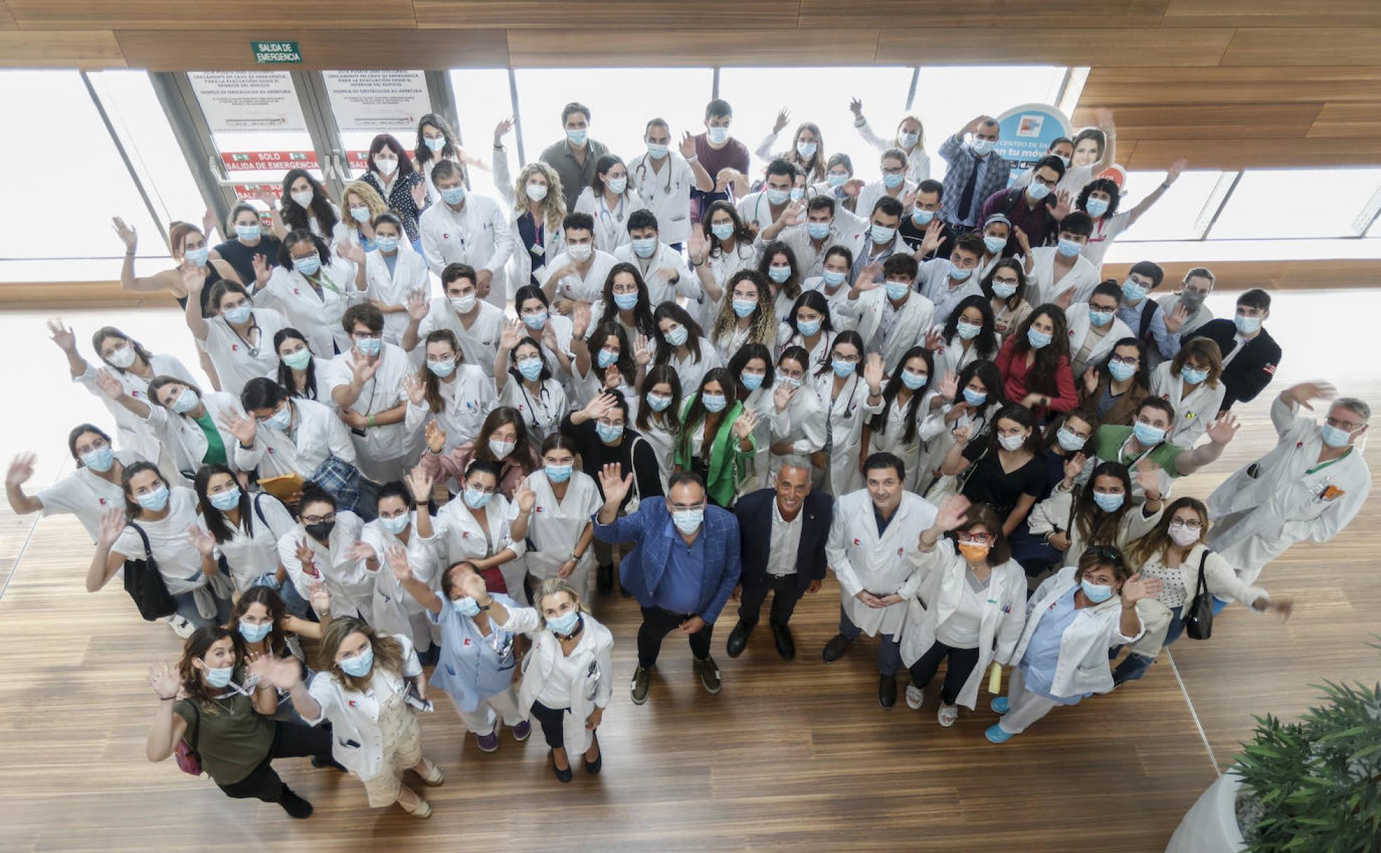 Residentes de primer año posan junto al consejero de Sanidad, Raúl Pesquera, el exatleta José Manuel Abascal y el gerente de Valdecilla, Rafael Tejido, entre otros, tras el acto de recepción celebrado en el Hospital de Valdecilla.