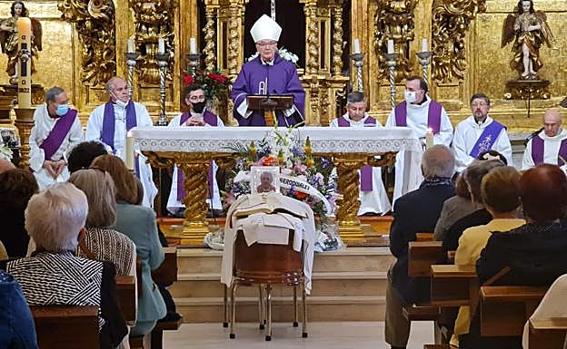 Imagen principal - La misa oficiada por el obispo y recibimiento en la plaza. 