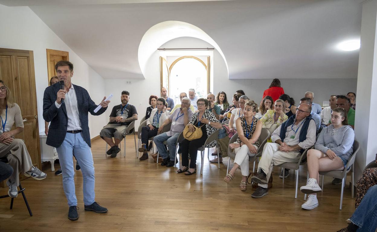 Enrique Conde, presidente de la CEOE, expuso ante los ochenta asistentes al evento celebrado en Santa María de Cayón los objetivos de la nueva Oficina. 