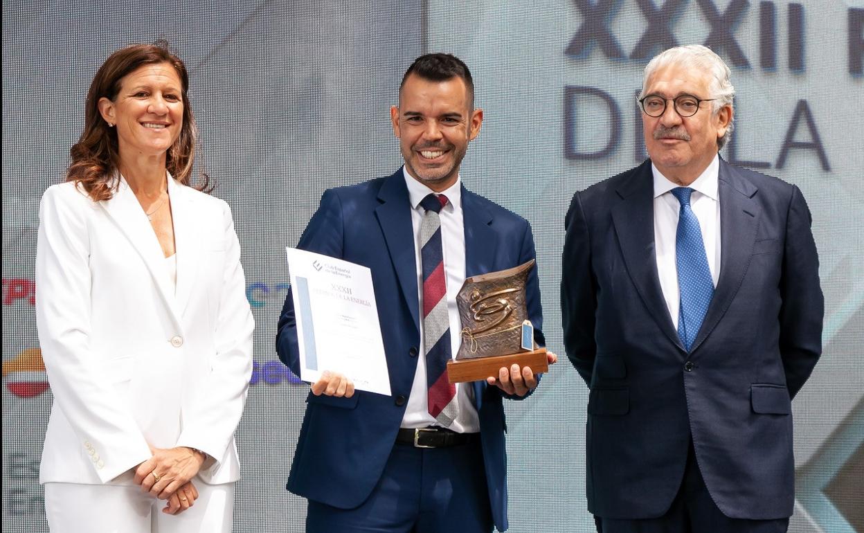 El galardonado, José María Camarero, recibe el premio de parte del CEO de Endesa, José Bogás.