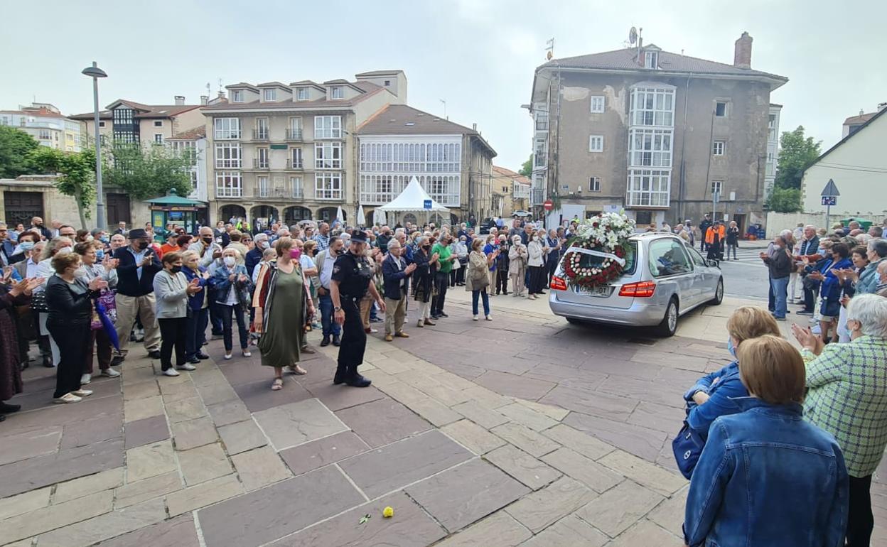Cientos de personas aplaudieron al coche fúnebre que portava los restos del sacerdote. 