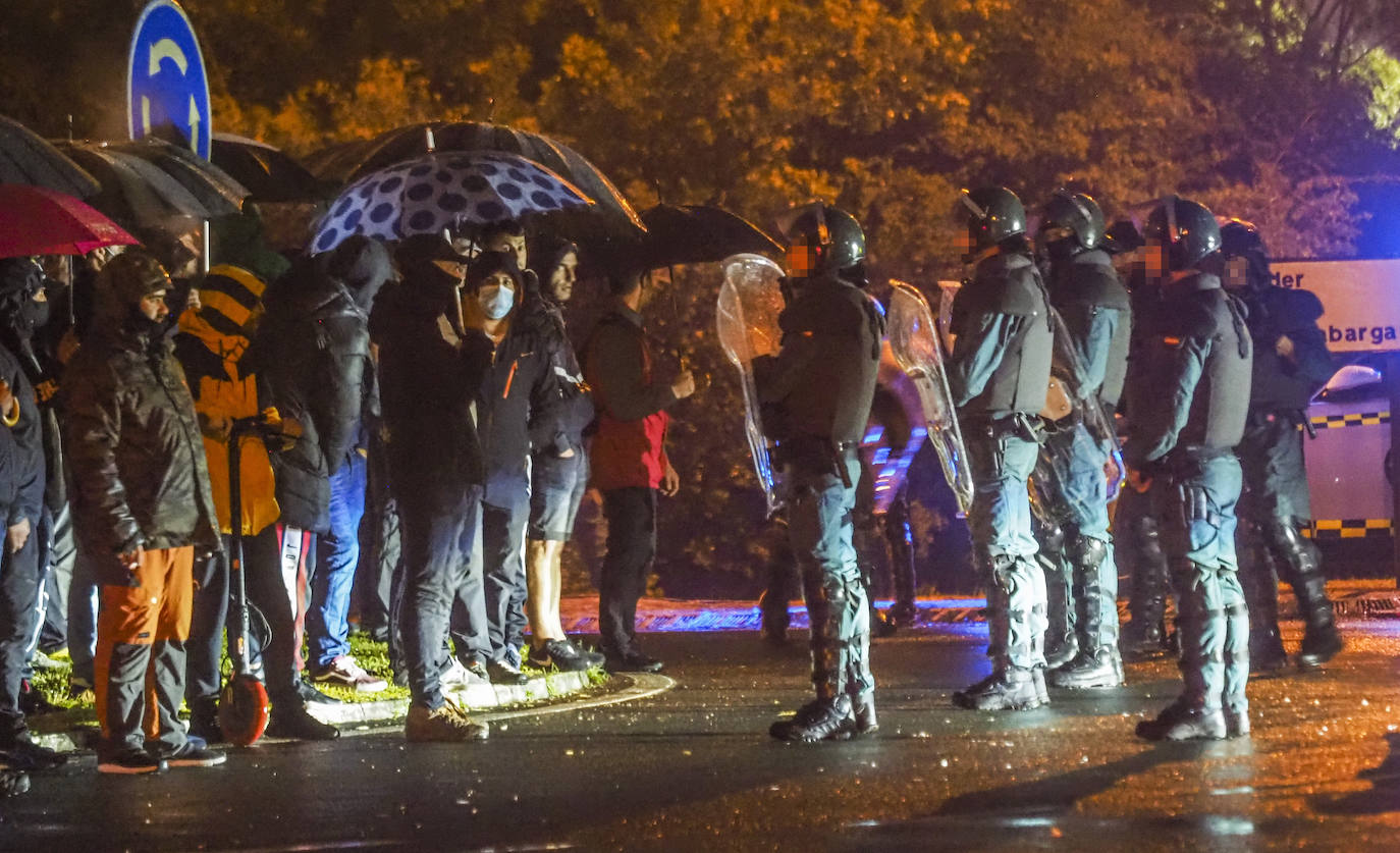 Antidisturbios y trabajadores cara a cara cuando se acercaba la hora de la llegada de trabajadores que no han secundado la huelga