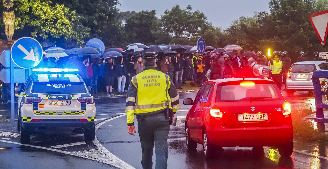 Fotos: La octava jornada de huelga del metal comienza con cargas policiales