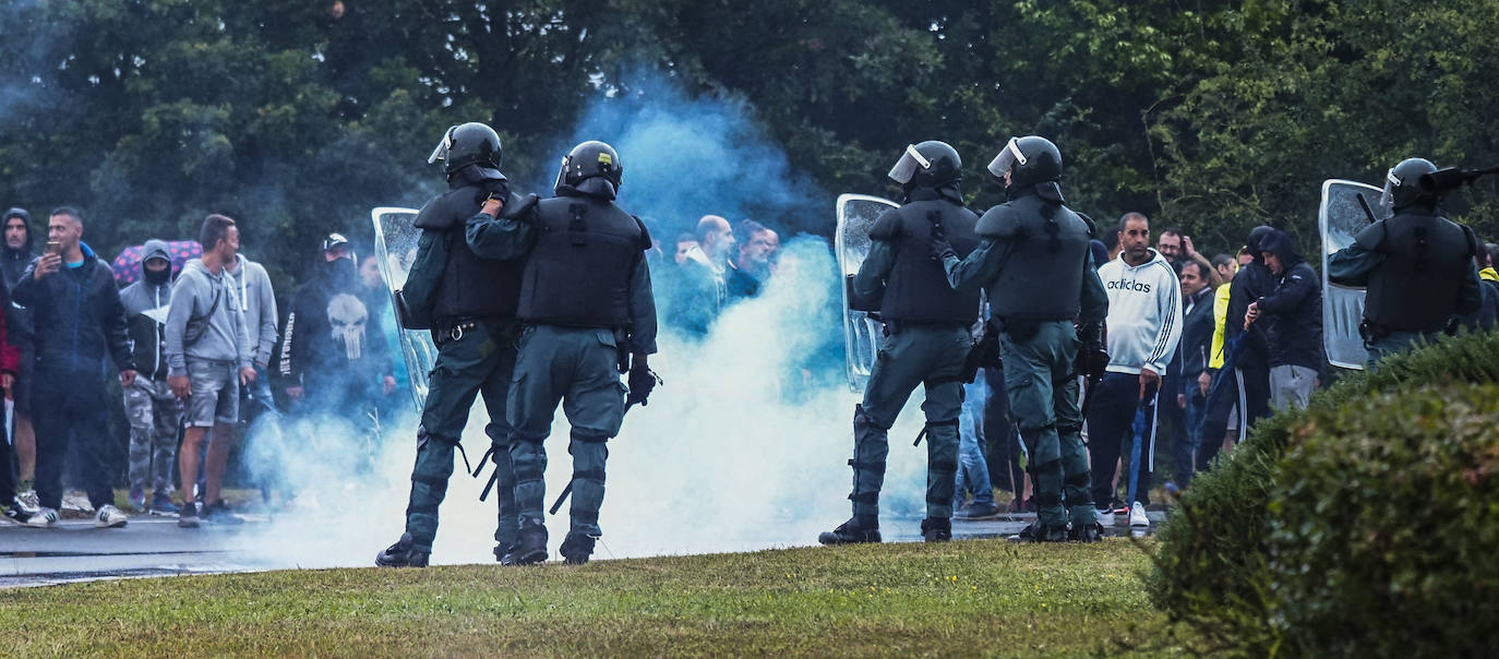 Fotos: La octava jornada de huelga del metal comienza con cargas policiales