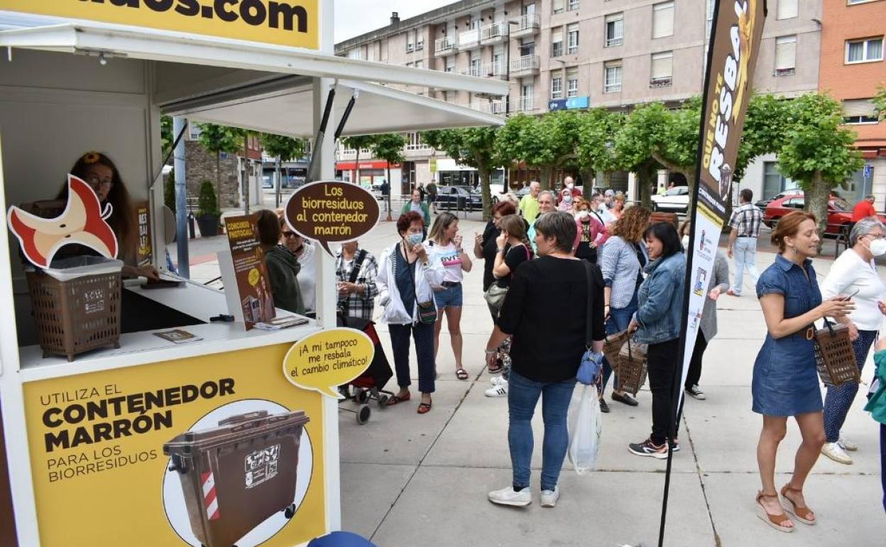 En la presentación del nuevo plan de reciclaje ya se entregaron más de un centenar de cubos.