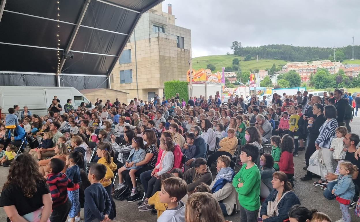 El recinto de fiestas se llenó de público durante la representación de teatro infantil de ayer, miércoles.