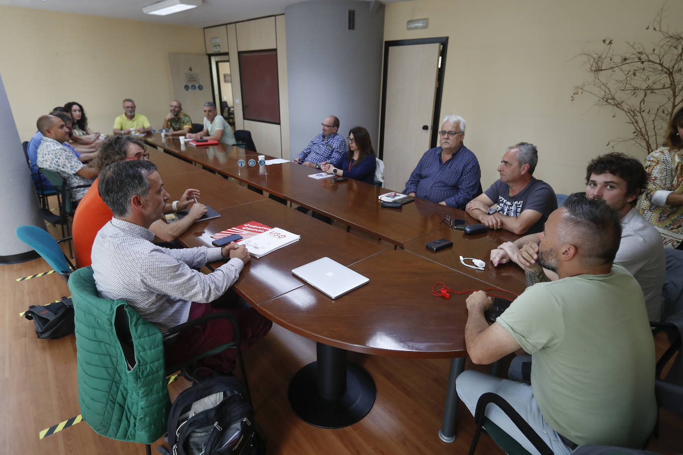 La delegación de la patronal en la mesa negociadora está integrada por: Aluminios Ampuero, empresa de maquinaria agrícola de Solares, Talleres Jacinto y una asesora laboral.