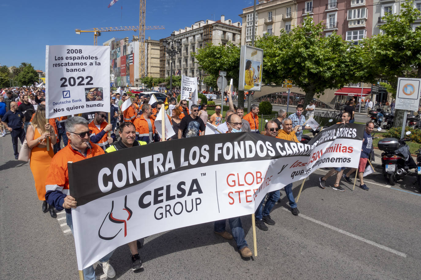 Fotos: Cientos de trabajadores Global Steel Wire en Cantabria se han concentrado frente a la sede de Deustch Bank