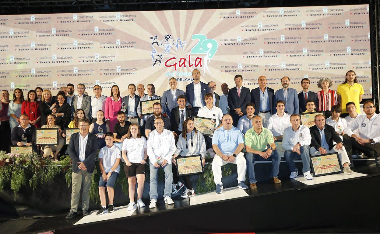 Foto de familia de los premiados en la gala.