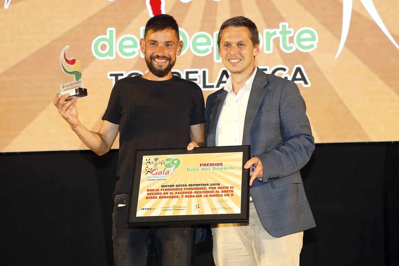 El director General de Deportes, Mario Iglesias, y Borja Fernández, Mayor Gesta Deportiva 2020.