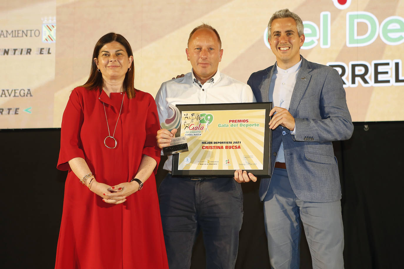 Zuloaga y García de los Salmones (Solvay), y Javier Cabezas (en el centro), que recibió en nombre de Cristina Bucsa, el Premio Mejor Deportista 2021.