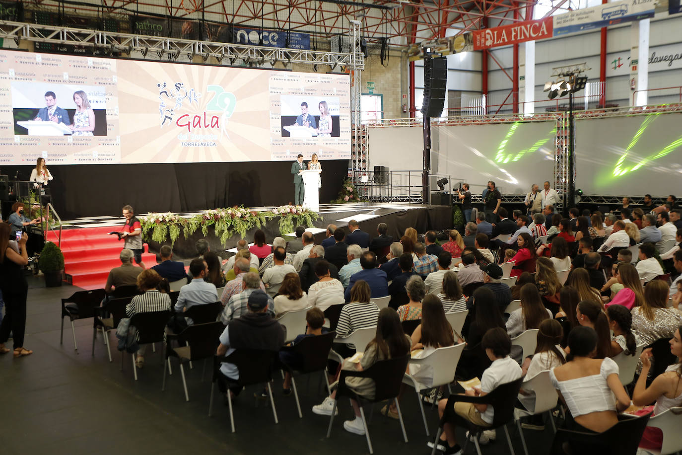 Vista general del pabellón Vicente Trueba durante la gala. 