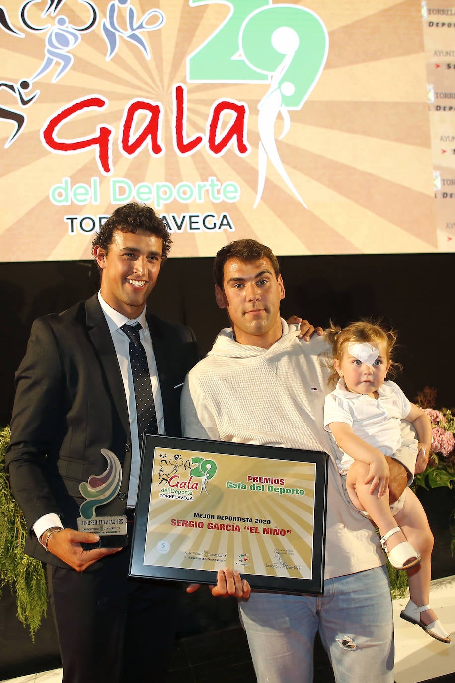 Sergio García, con su hija pequeña, dedicó su premio, que recibió del concejal de Deportes Nacho González, a la ciudad.