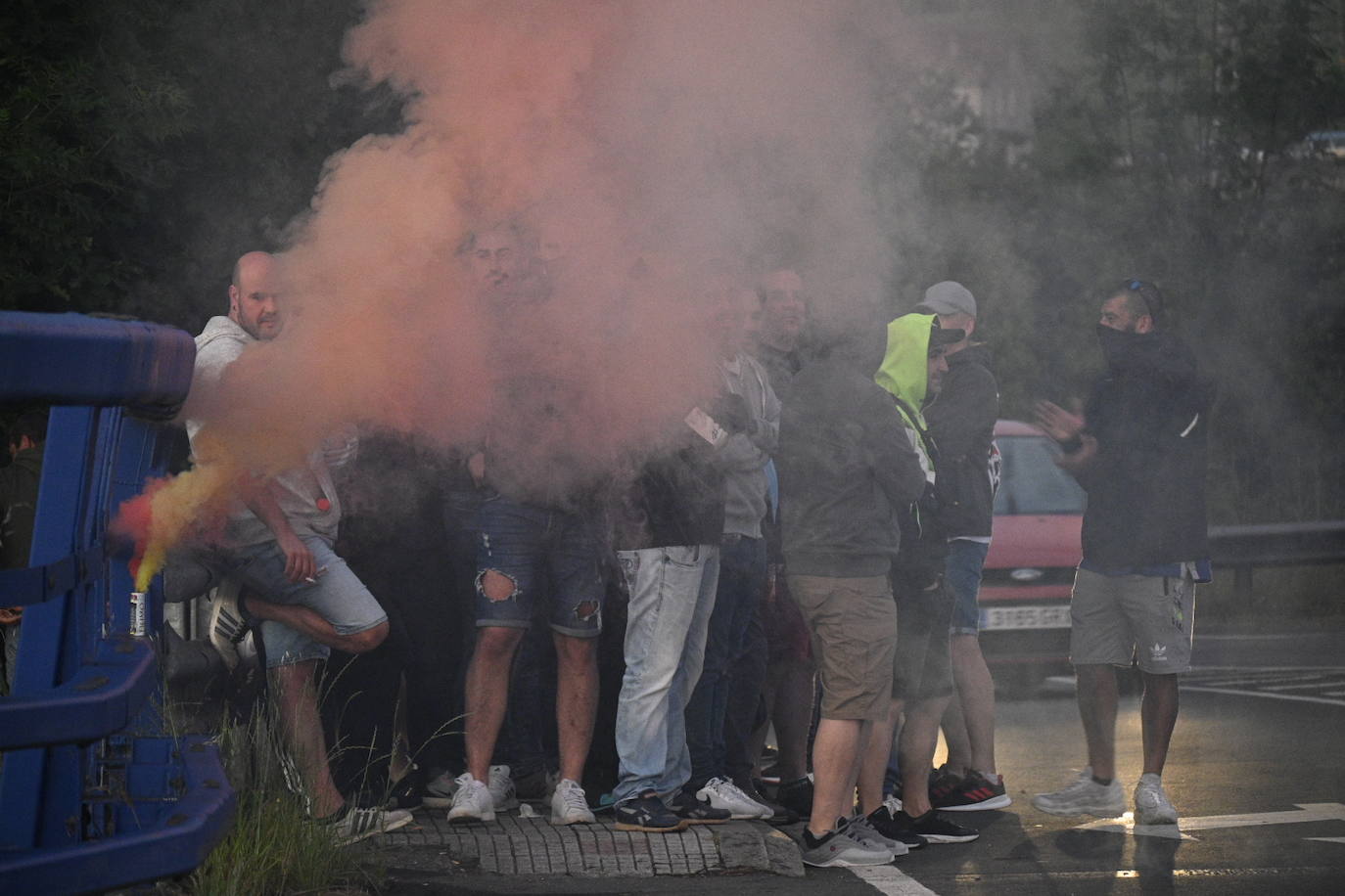 El noveno día de huelga en el sector del metal en Cantabria ha comenzado como la jornada anterior, con un multitudinario piquete en las inmediaciones de Astander