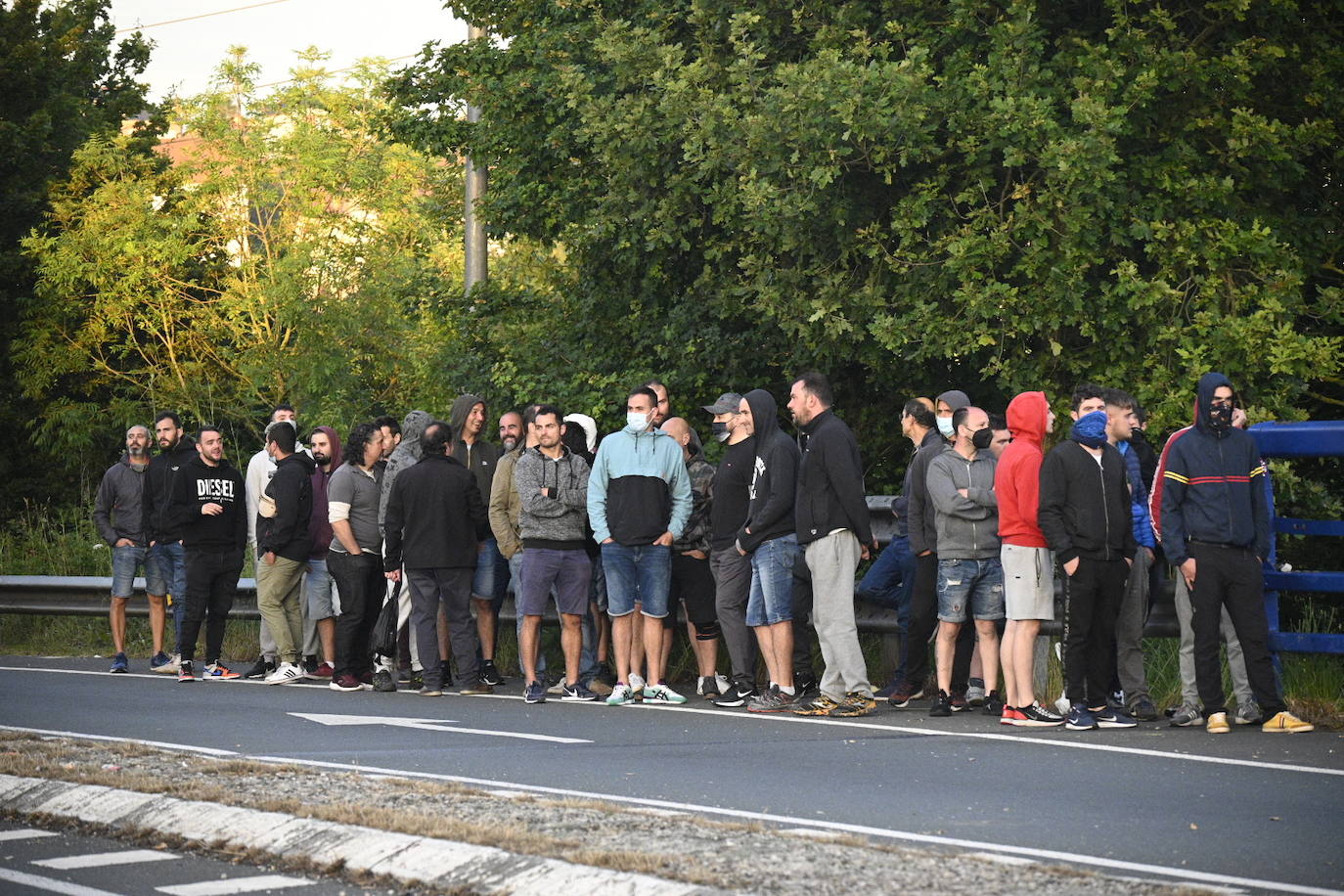 Desde las 5.30 horas, los trabajadores están concentrados a la espera de la llegada de autobuses con empleados de contratas a bordo. 