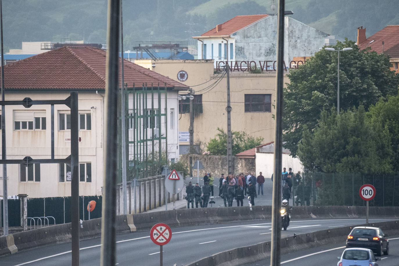 Trabajadores de Astander llegan andado desde el centro de El Astillero