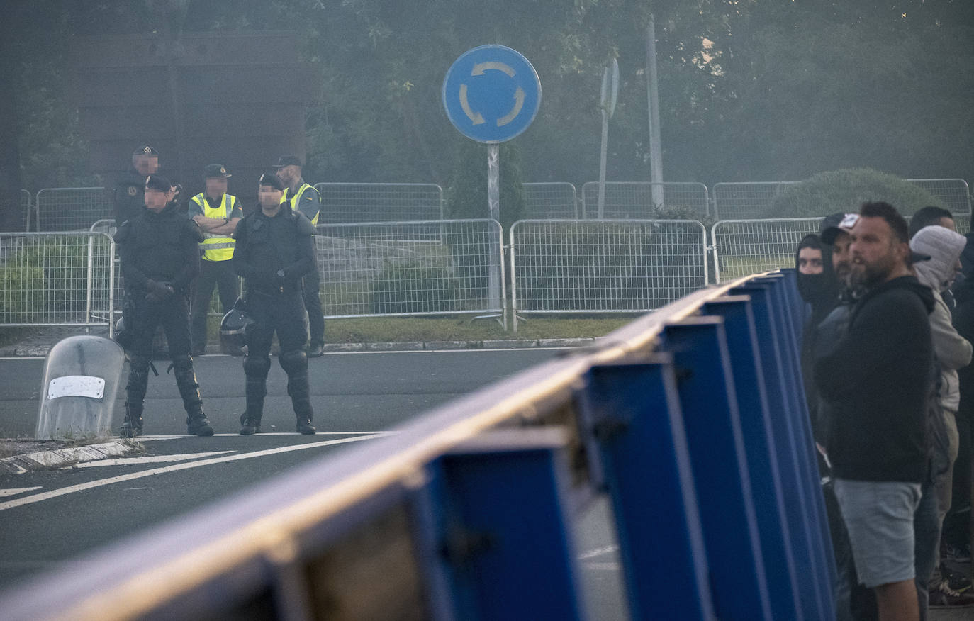 Se ha incrementado la presencia policial a la entrada de los Astilleros desde primera hora.