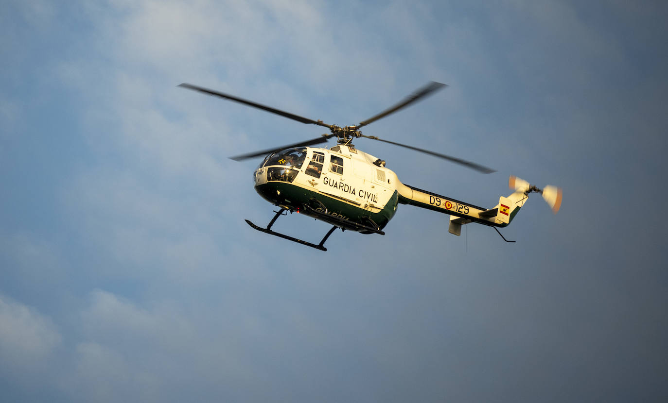 Un helicóptero de la Guardia Civil sobrevuela la zona de Astillero donde se concentran la mayoría de los trabajadores en huelga