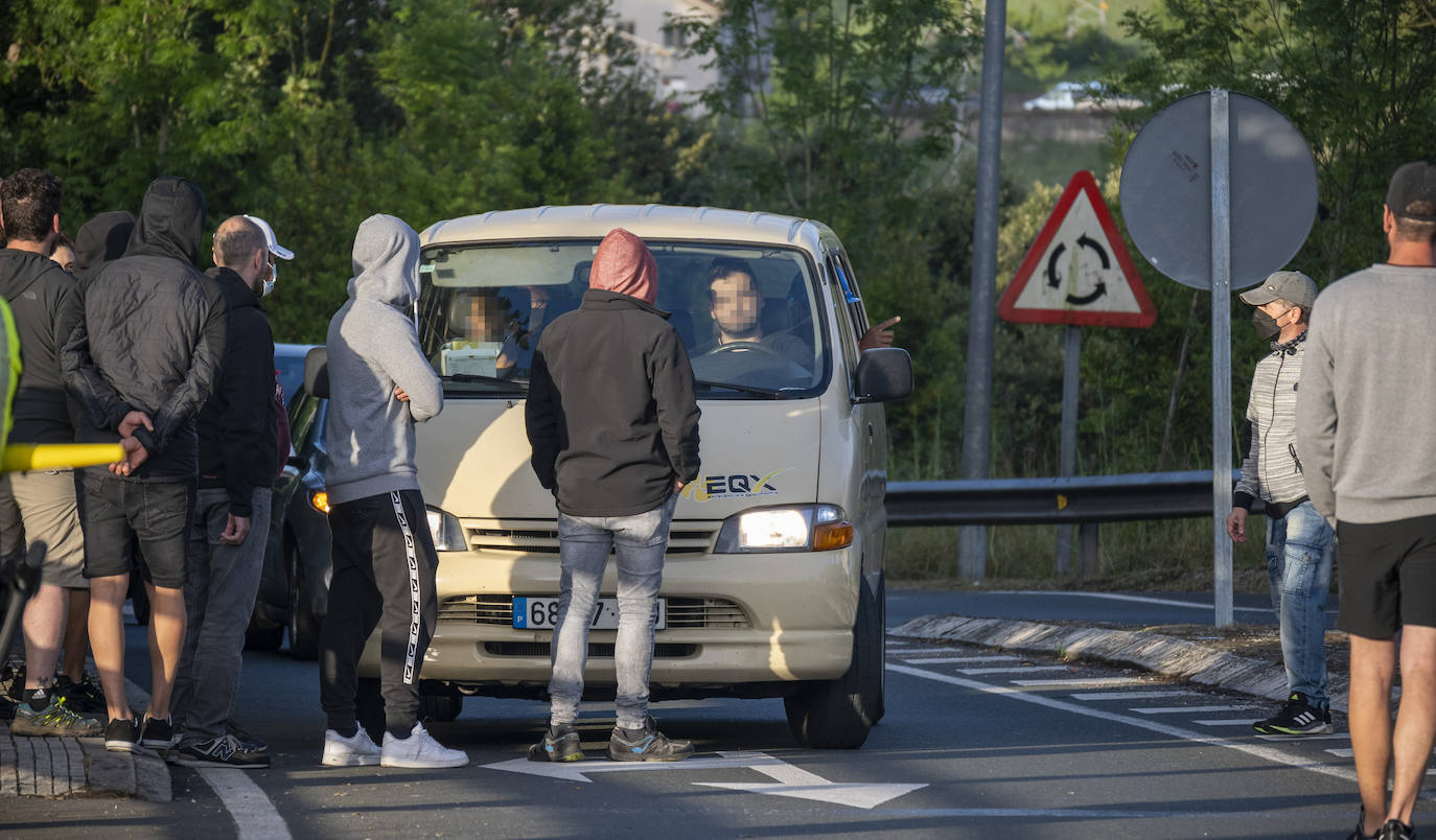 Entrada de algunos trabajadores a los astilleros