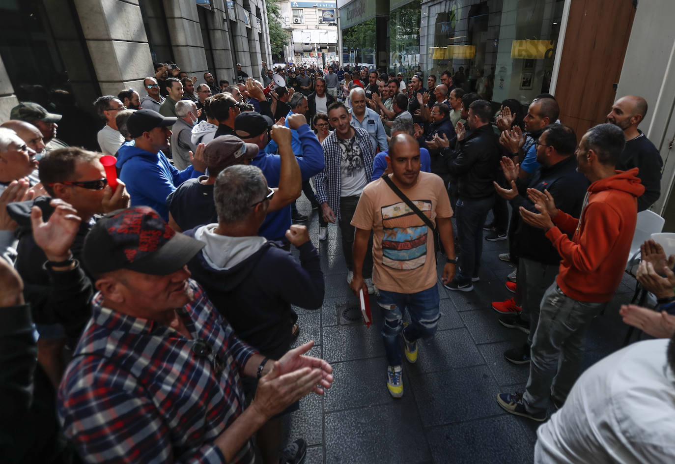 Los huelguistas a las puertas del Orecla a la llegada de las partes negociadoras en el tercer día de conversaciones a la espera de un acuerdo.