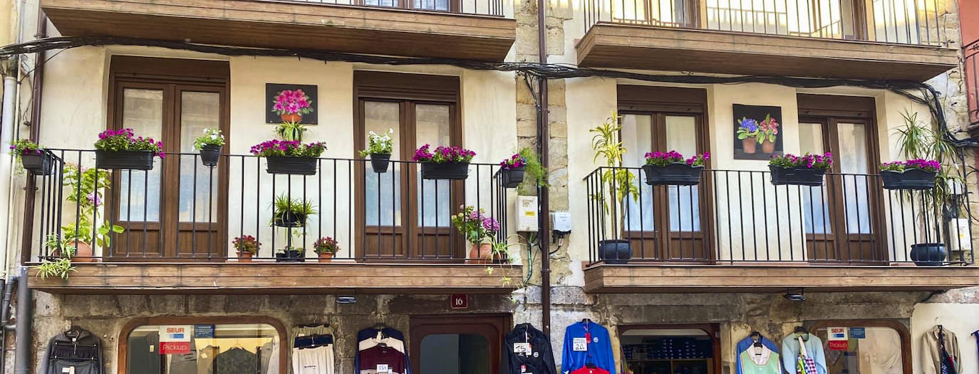 Fotos: Los balcones más floridos de Laredo