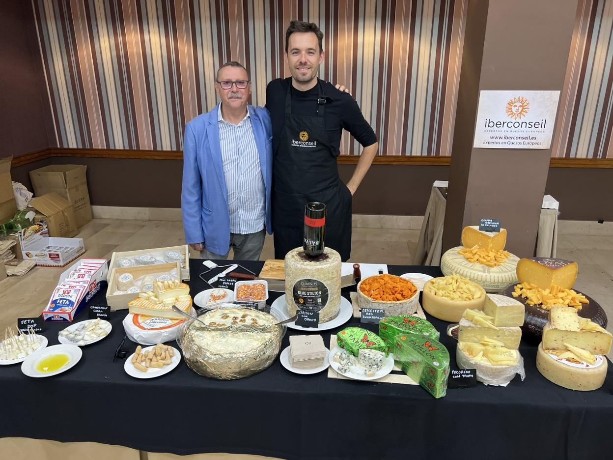 Ángel Polo, junto con el representante de Iberconseil y sus quesos internacionales. dm
