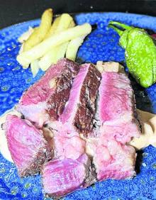 Imagen secundaria 2 - Ensalada de marisco, San Martín a la parrilla, y lomo de cebón de Campoo.