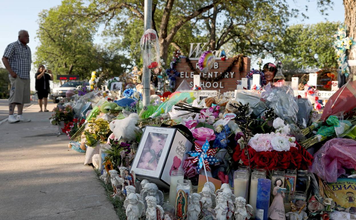 Flores, velas y recuerdos, en memoria de las víctimas de la matanza de Uvalde.