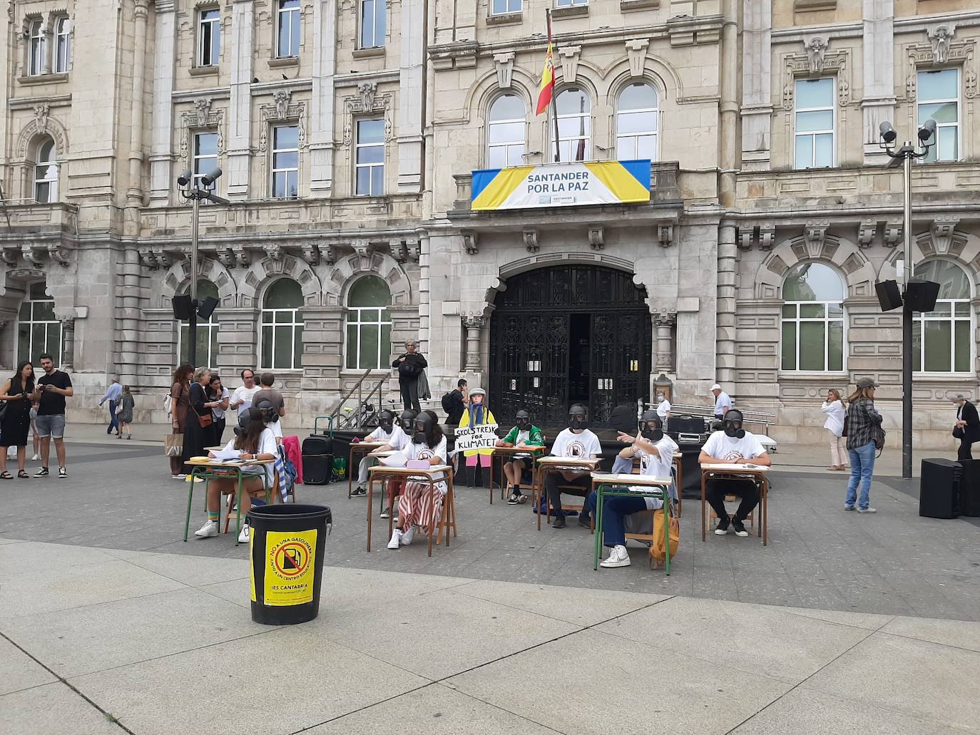 La Asociación de Padres del Instituto de Educación Secundaria Cantabria ha celebrado este sábado en la plaza del Ayuntamiento de Santander una nueva concentración en contra de la gasolinera que se está construyendo «a diez metros» del centro educativo.