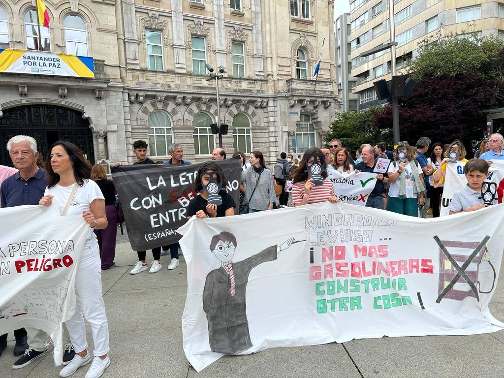 La Asociación de Padres del Instituto de Educación Secundaria Cantabria ha celebrado este sábado en la plaza del Ayuntamiento de Santander una nueva concentración en contra de la gasolinera que se está construyendo «a diez metros» del centro educativo.