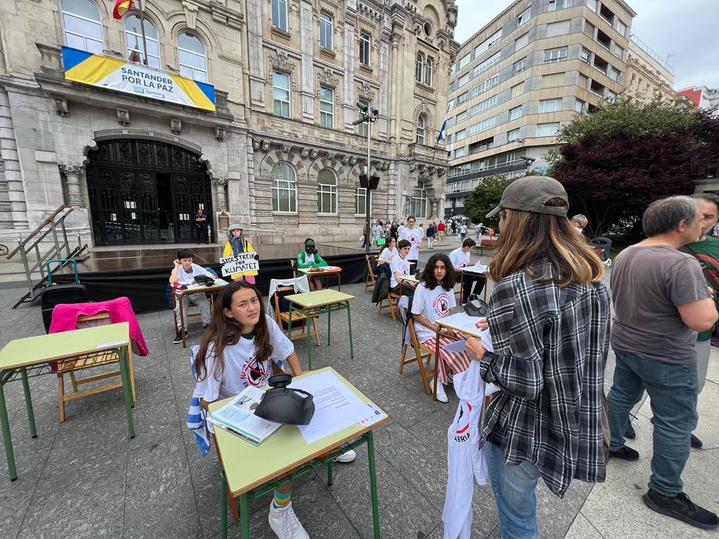 La Asociación de Padres del Instituto de Educación Secundaria Cantabria ha celebrado este sábado en la plaza del Ayuntamiento de Santander una nueva concentración en contra de la gasolinera que se está construyendo «a diez metros» del centro educativo.