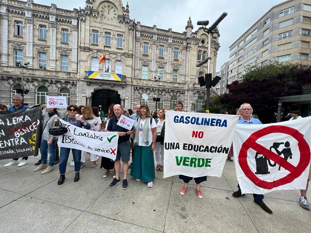 La Asociación de Padres del Instituto de Educación Secundaria Cantabria ha celebrado este sábado en la plaza del Ayuntamiento de Santander una nueva concentración en contra de la gasolinera que se está construyendo «a diez metros» del centro educativo.