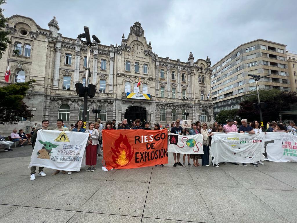 La Asociación de Padres del Instituto de Educación Secundaria Cantabria ha celebrado este sábado en la plaza del Ayuntamiento de Santander una nueva concentración en contra de la gasolinera que se está construyendo «a diez metros» del centro educativo.