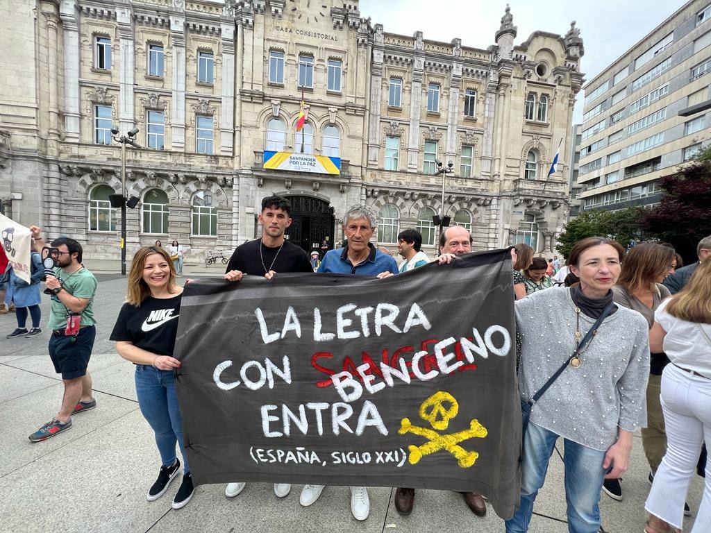 La Asociación de Padres del Instituto de Educación Secundaria Cantabria ha celebrado este sábado en la plaza del Ayuntamiento de Santander una nueva concentración en contra de la gasolinera que se está construyendo «a diez metros» del centro educativo.