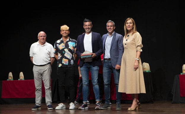 En el centro de la imagen Eneko Conde recoge su premio Peña Cabarga a manos de (de izquierda a derecha) los concejales Alfonso Maza y Borja Sañudo; el vicepresidente, Pablo Zuloaga; y la alcaldesa, María Higuera 