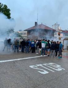 Imagen secundaria 2 - 1. Negociación. El viernes 3 de junio, con la huelga ya en la calle, patronal y sindicatos se ven las caras en el Orecla. | 2. Octava reunión en el Orecla. Los trabajadores animan a sus representantes en la mesa negociadora, ayer a su llegada al Orecla. | 3. Concentración en Solvay. La fábrica de la química en Barreda (Torrelavega) ha sido otro de los escenarios con presencia de piquetes.