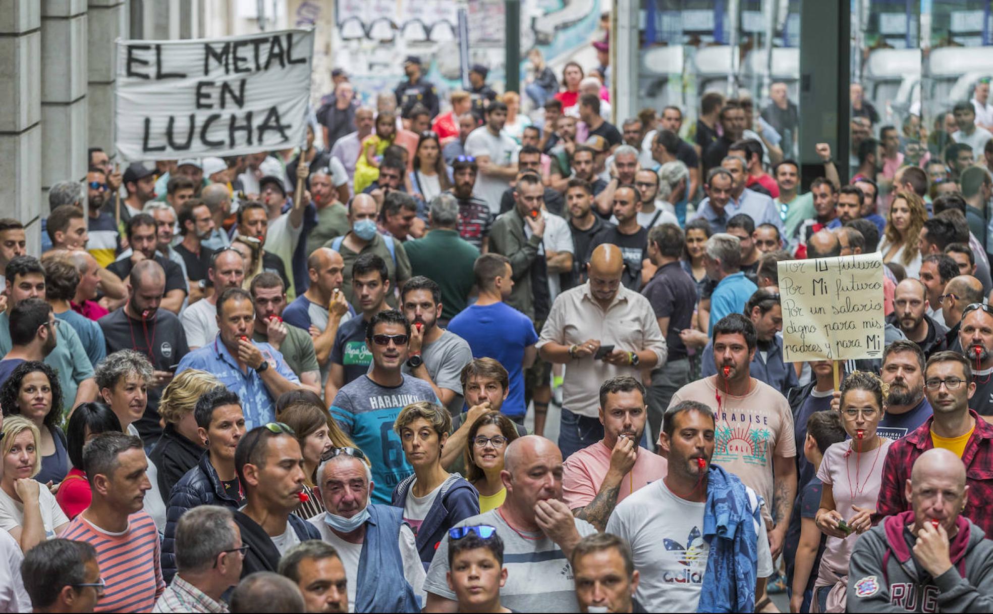 Muchos trabajadores han acompañado a los representantes sindicales a la nueva reunión con la patronal.