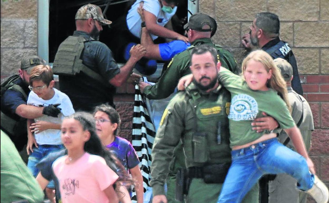 Los alumnos del colegio de Uvalde escapan del tirador con la ayuda de los policías.