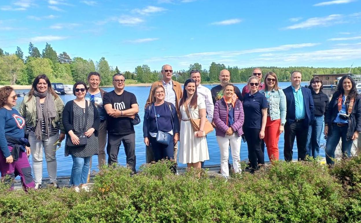 Foto de familia de los participantes en el seminario finlandes. 