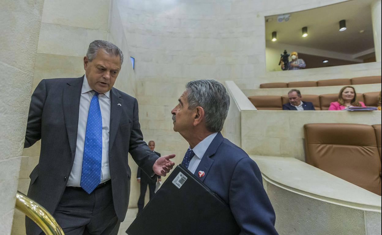 El presidente del Parlamento, Joaquín Gómez, y el jefe del Ejecutivo cántabro, Miguel Ángel Revilla, conversan antes del pleno.