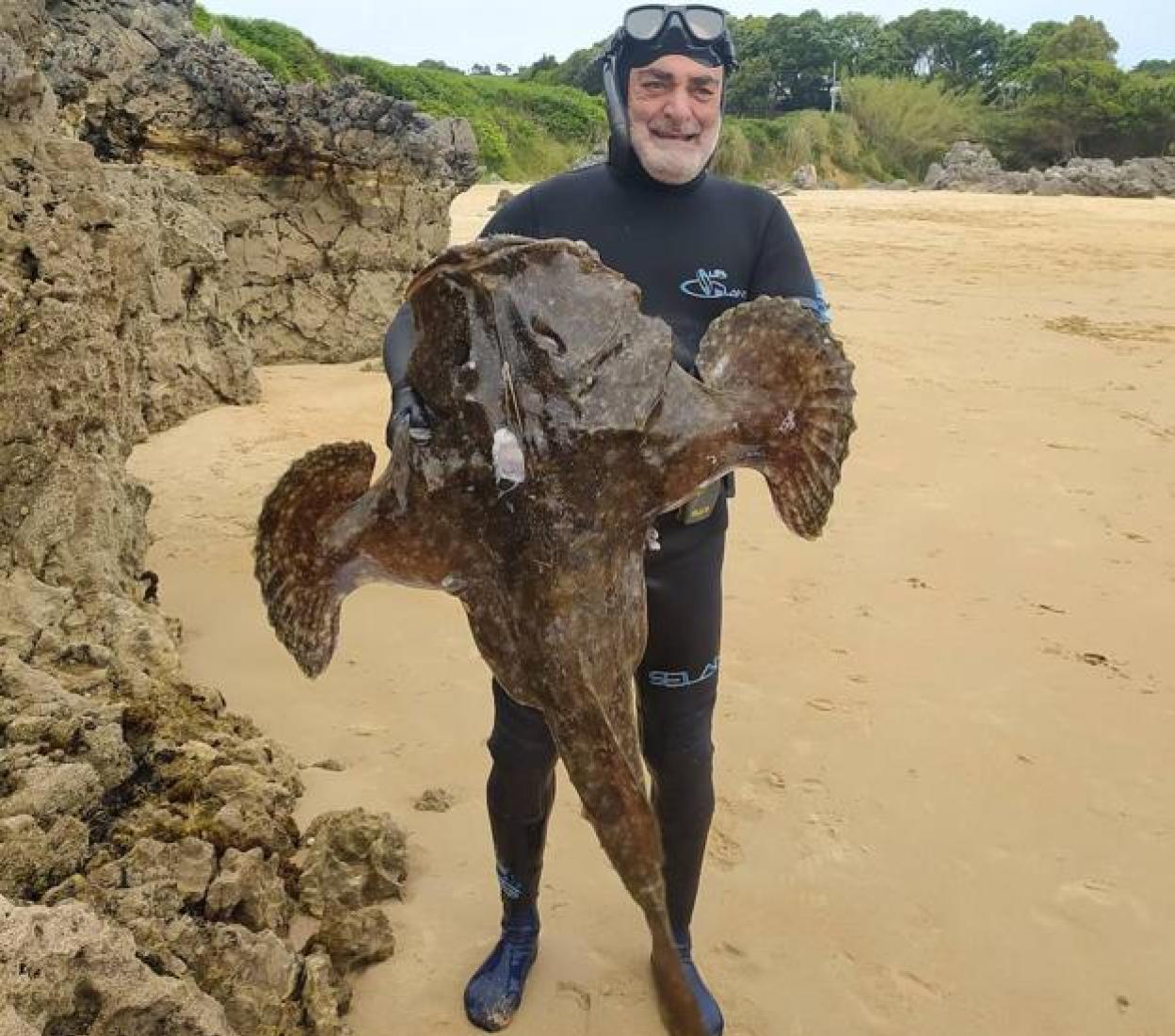 Patxi muestra el rape, minutos después de haberlo pescado.