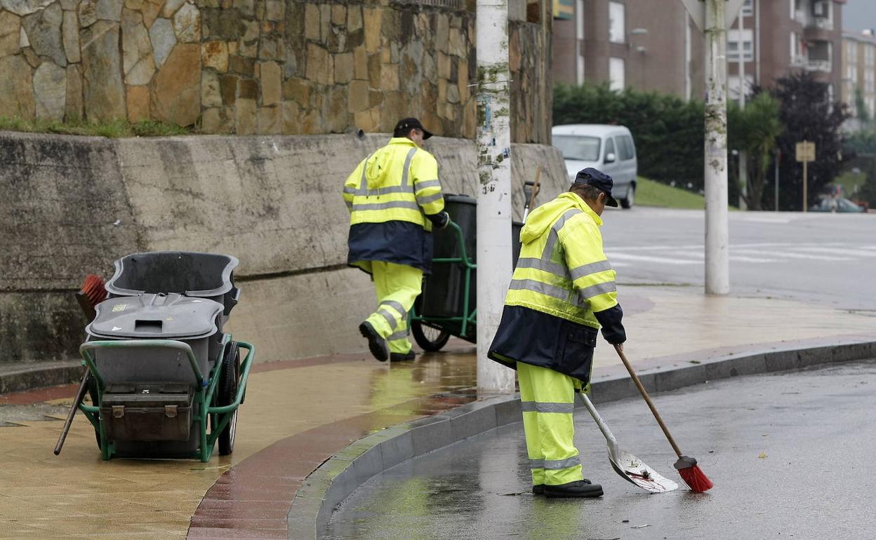 Hace cinco años, el Ayuntamiento de Torrelavega contrató a cuarenta desempleados para reforzar el servicio de limpieza viaria.