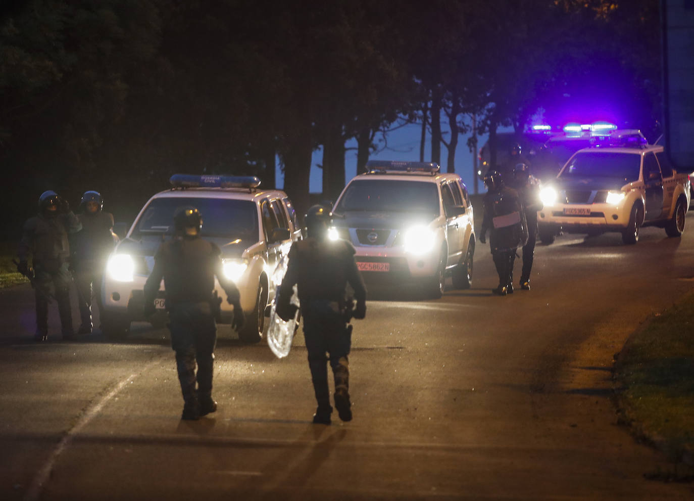 El grueso de efectivos policiales ha acudido a los accesos de Astander, donde se han conformado dos piquetes en sendas entradas a los astilleros.