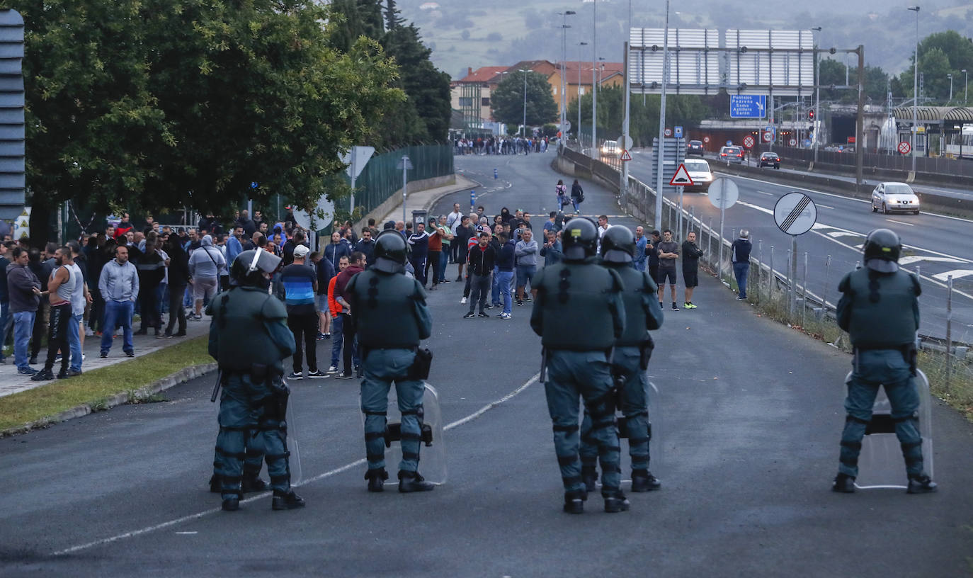 La Guardia Civil controla los piquetes informativos que se han organizado en las dos entradas a Astander en esta duodécima jornada de huelga.