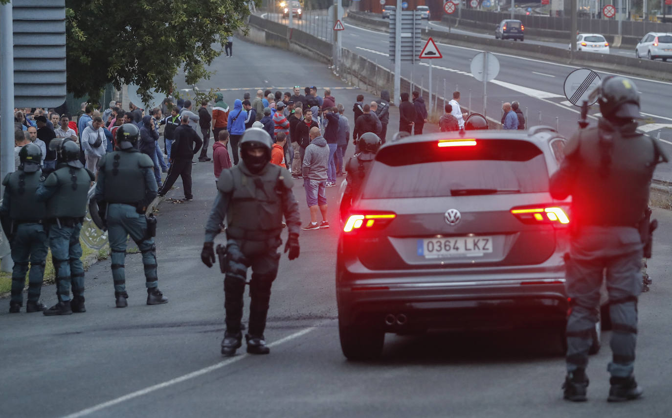 Un coche intenta acceder a Astander, donde se han concentrado los piquetes informativos más significativos.