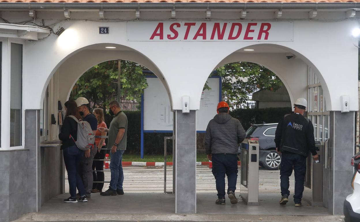 Varios trabajadores, en el momento de acceder a Astander durante la mañana del martes. 