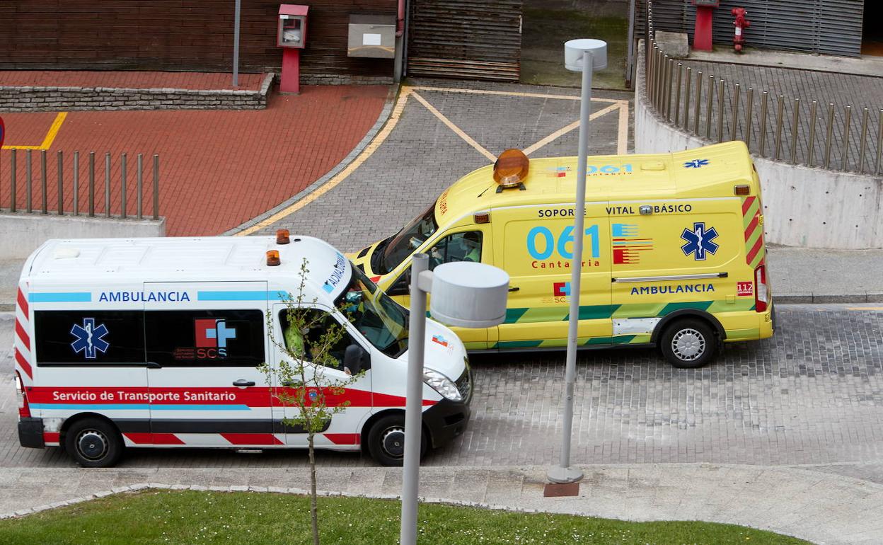 Dos ambulancias se cruzan en la bajada que lleva al servicio de Urgencias del Hospital Valdecilla. 