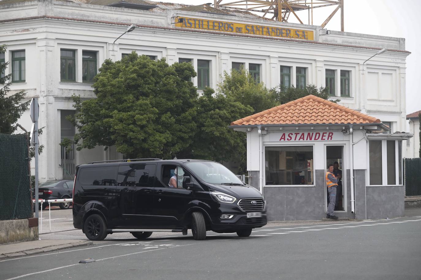 Fuerzas policiales controlan los accesos a las fábricas y los piquetes se concentran en las entradas, en un día sin incidentes y con mucha vigilancia.