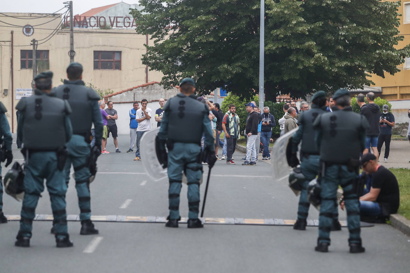 Fuerzas policiales controlan los accesos a las fábricas y los piquetes se concentran en las entradas, en un día sin incidentes y con mucha vigilancia.